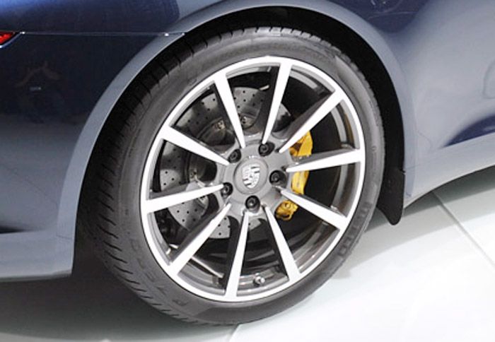 Η 911 Carrera S που έτρεξε είχε χαμηλωμένη σπορ ανάρτηση κατά 20 χλστ. και κανονικά ελαστικά.